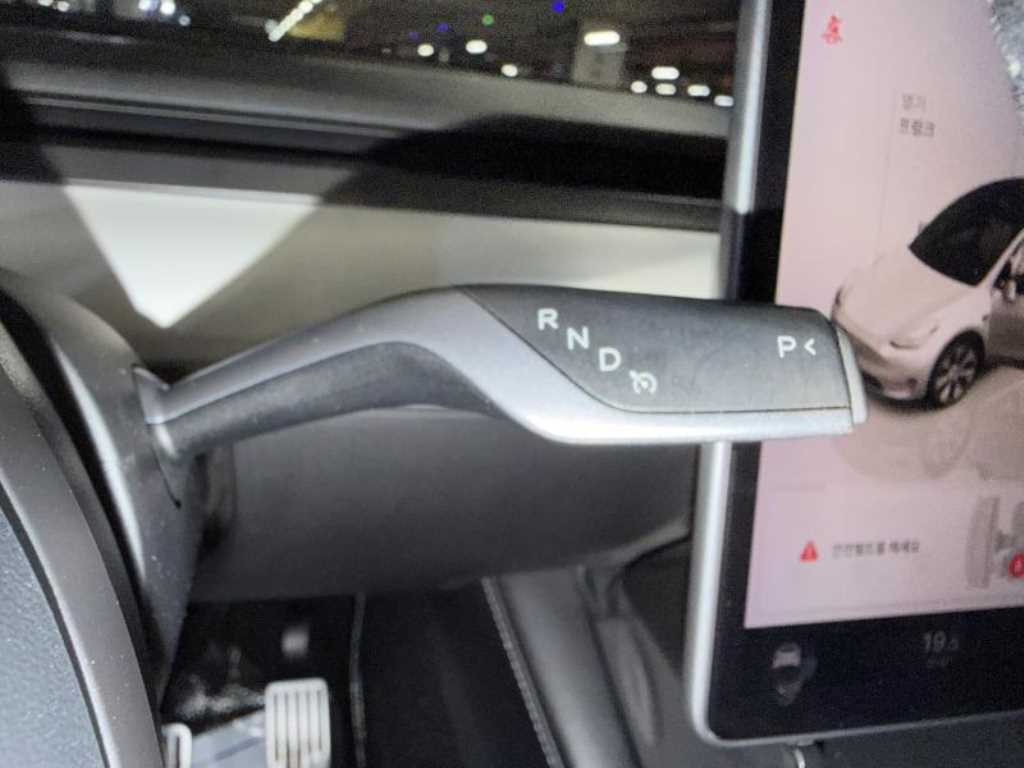 Tesla Model Y — photo 13