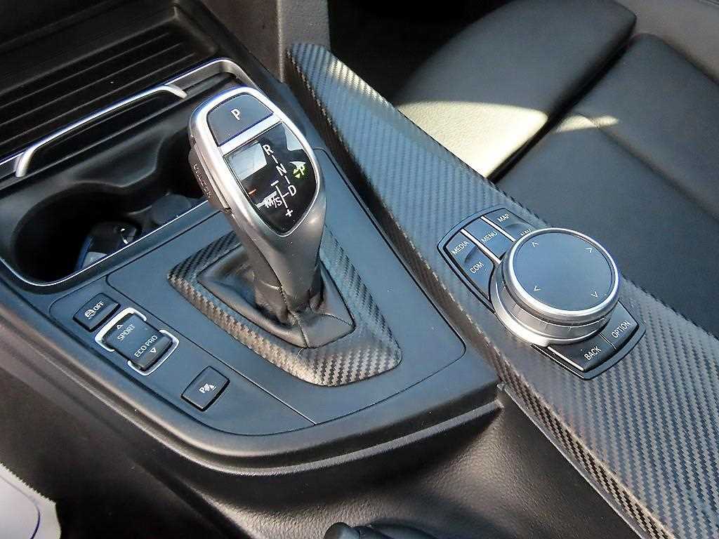 BMW 3-Series — photo 11