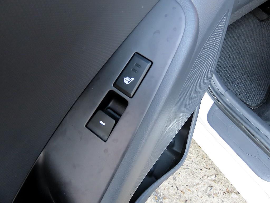 Hyundai Ioniq — photo 17