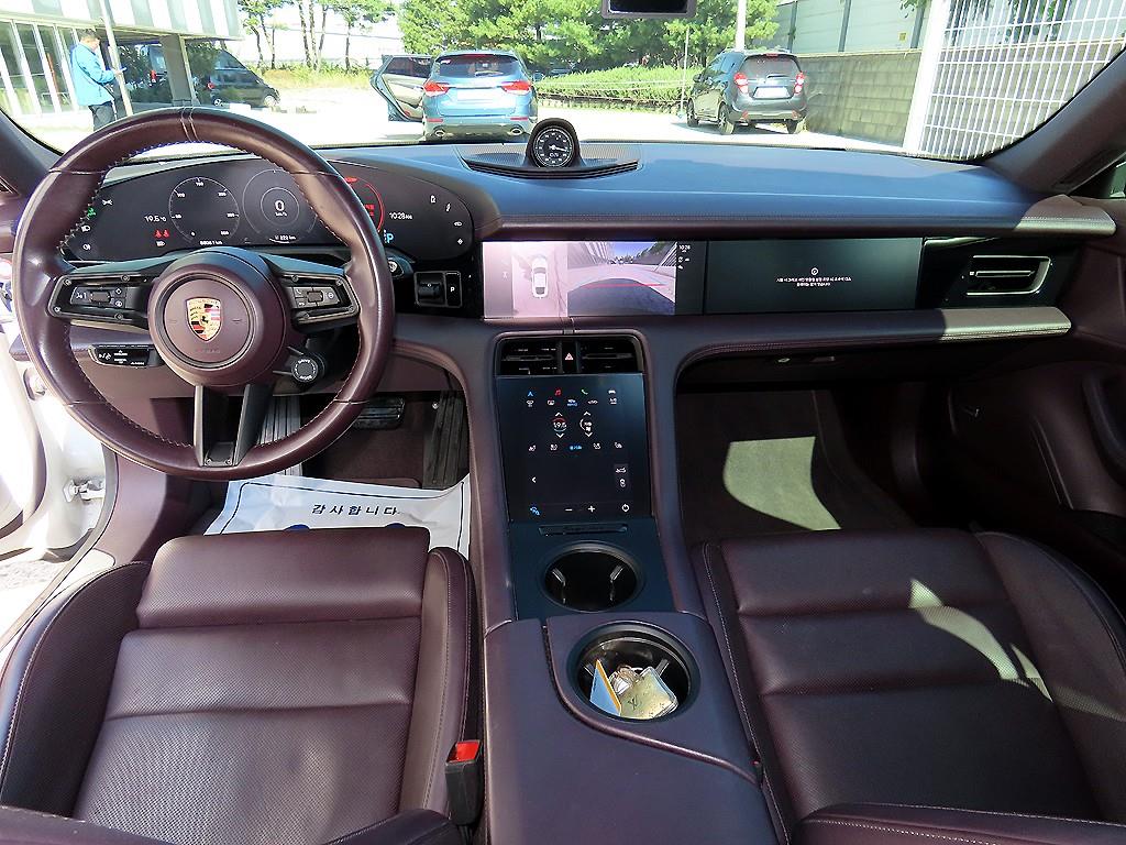 Porsche Taycan — photo 07