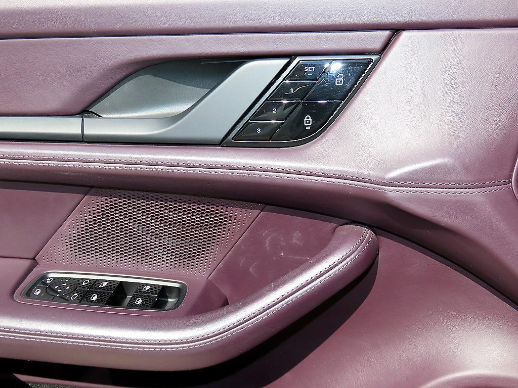 Porsche Taycan — photo 12