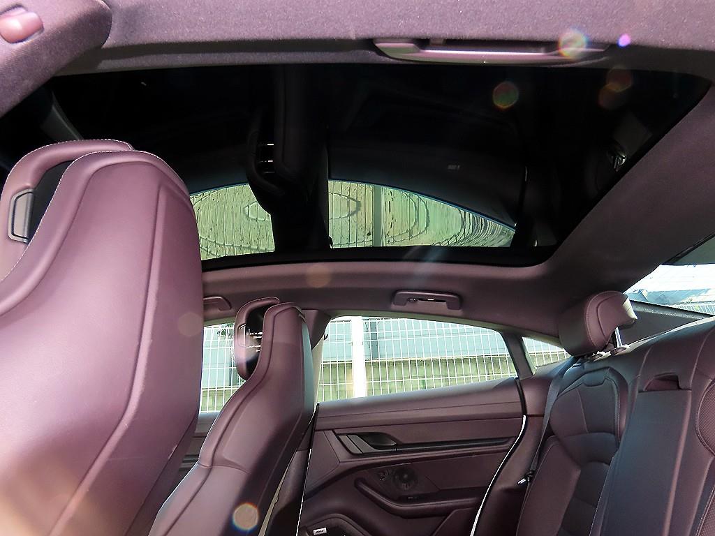 Porsche Taycan — photo 17