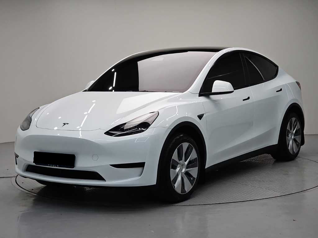 Tesla Model Y — photo 01