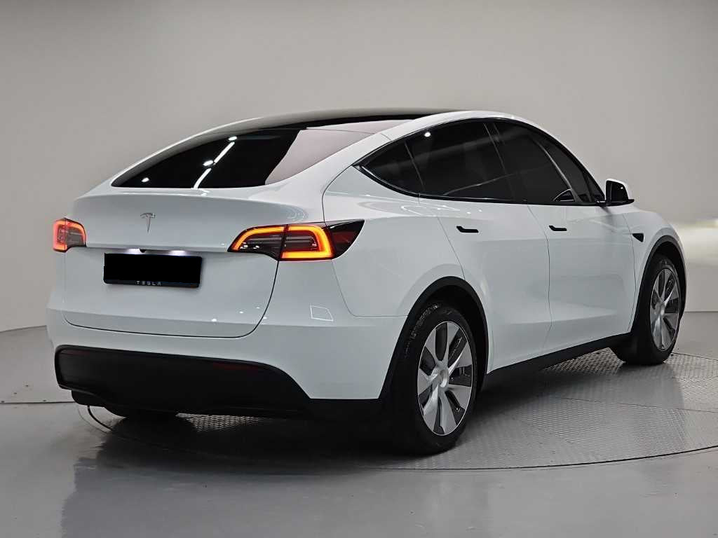 Tesla Model Y — photo 04
