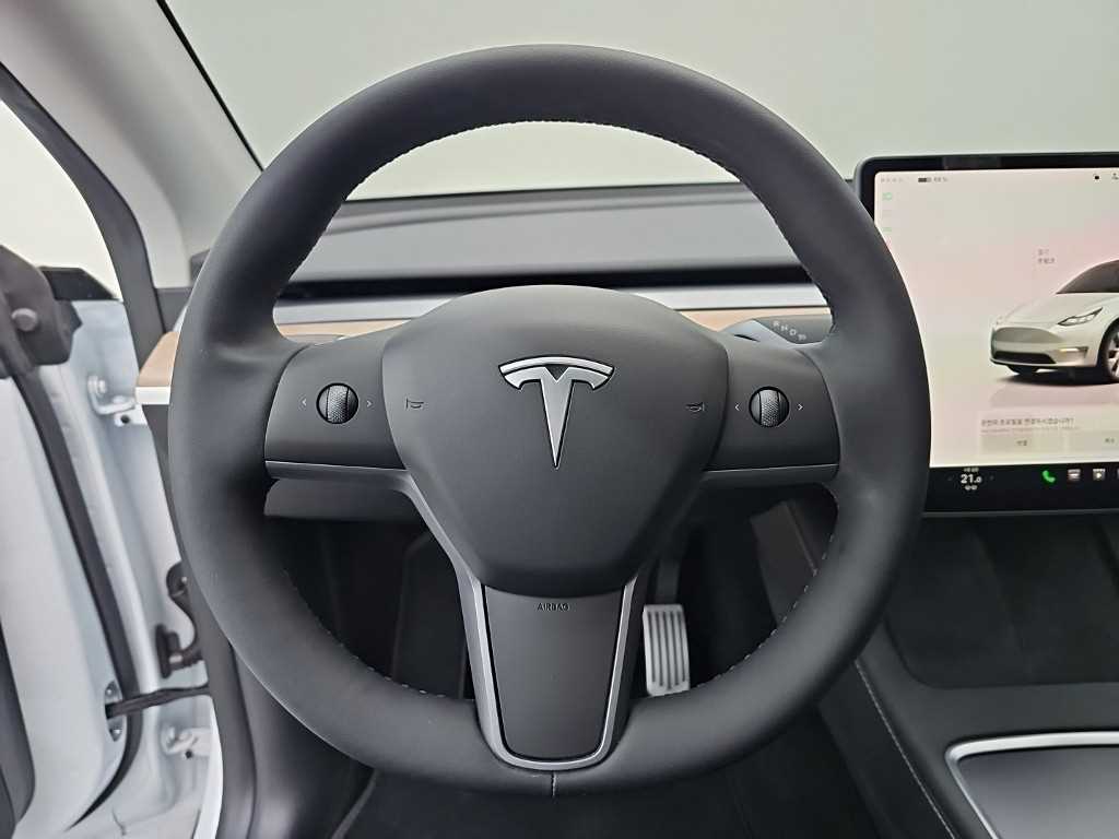 Tesla Model Y — photo 09