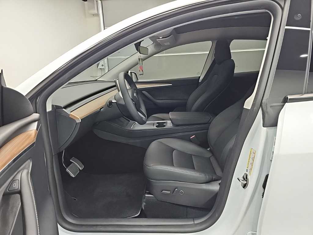 Tesla Model Y — photo 11