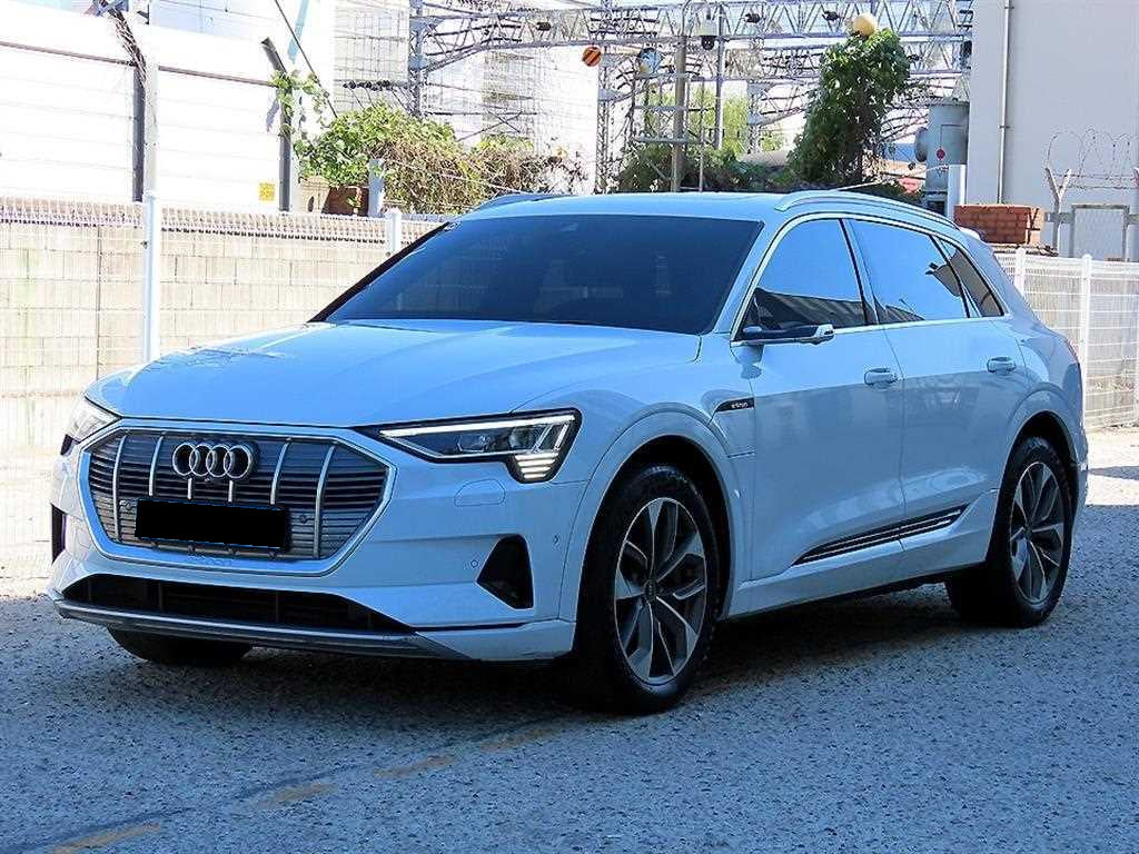 Audi e-tron — photo 02