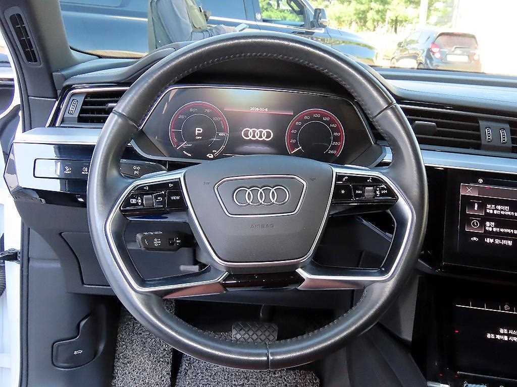 Audi e-tron — photo 08