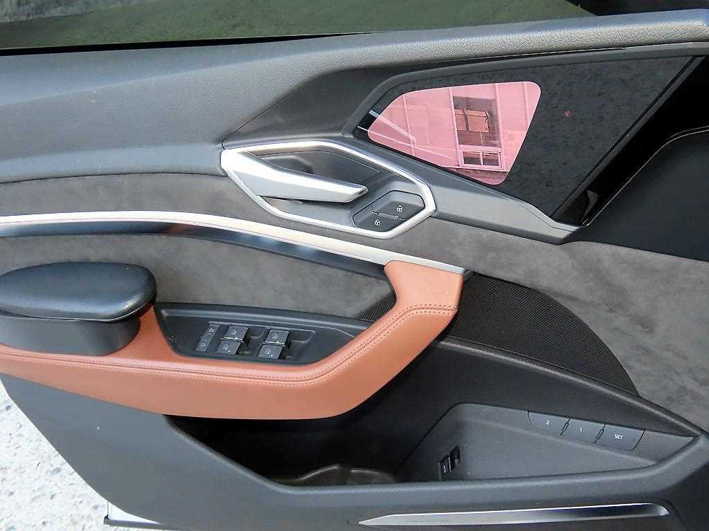 Audi e-tron — photo 12