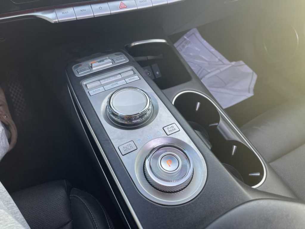 Genesis GV70 — photo 08