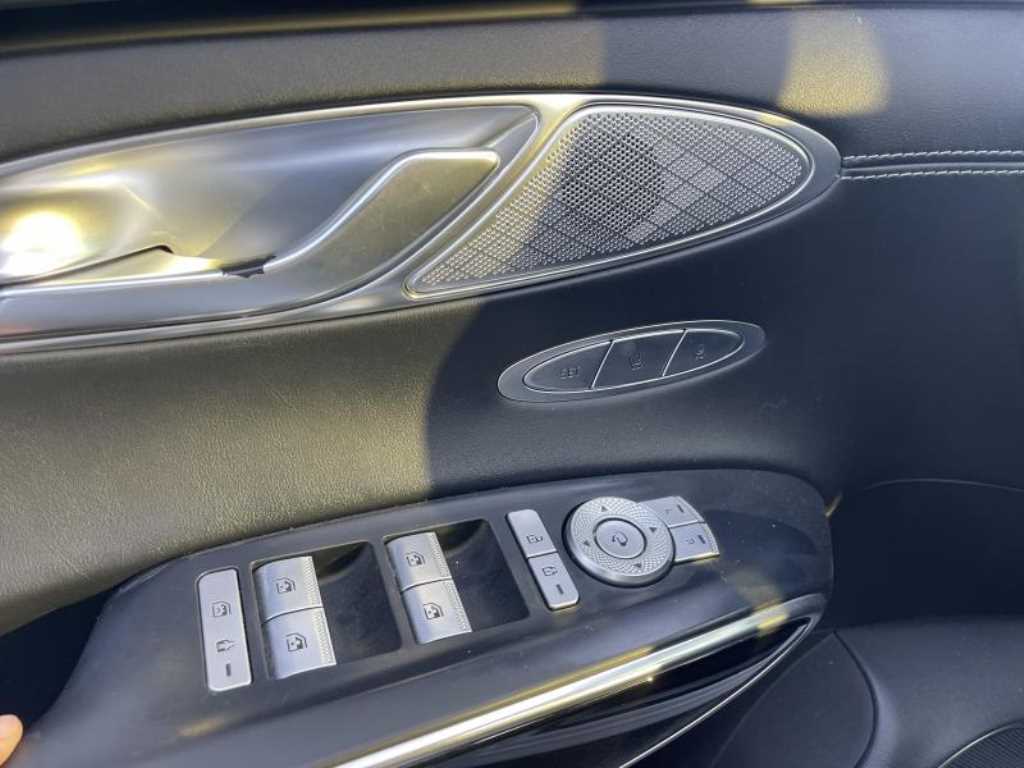 Genesis GV70 — photo 12