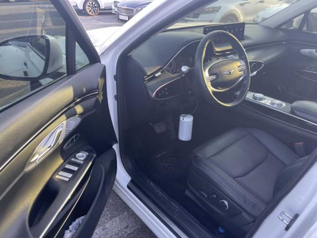 Genesis GV70 — photo 14