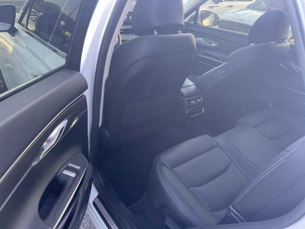 Genesis GV70 — photo 15