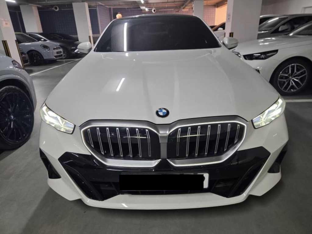 BMW 5-Series — photo 01