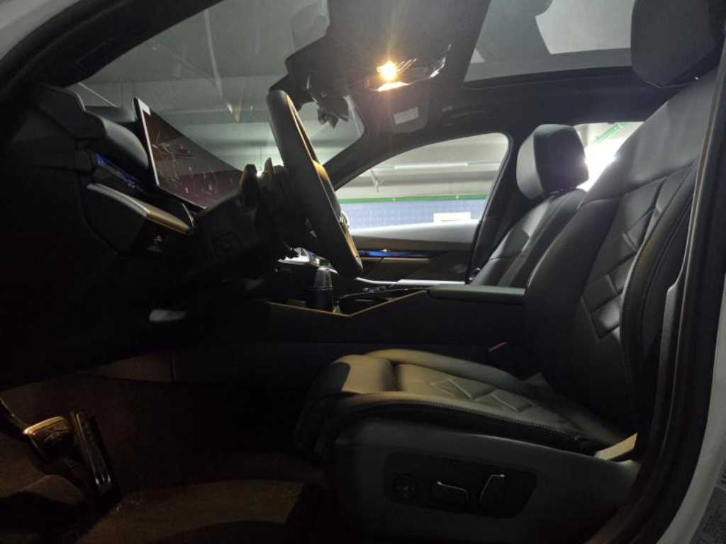 BMW 5-Series — photo 11