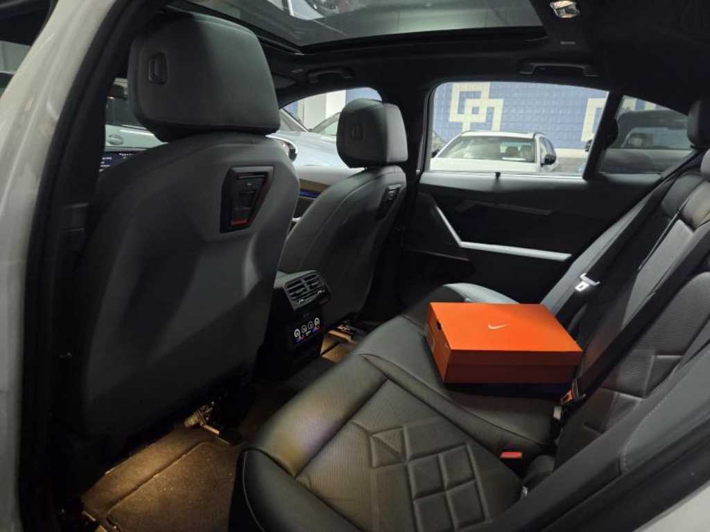 BMW 5-Series — photo 15