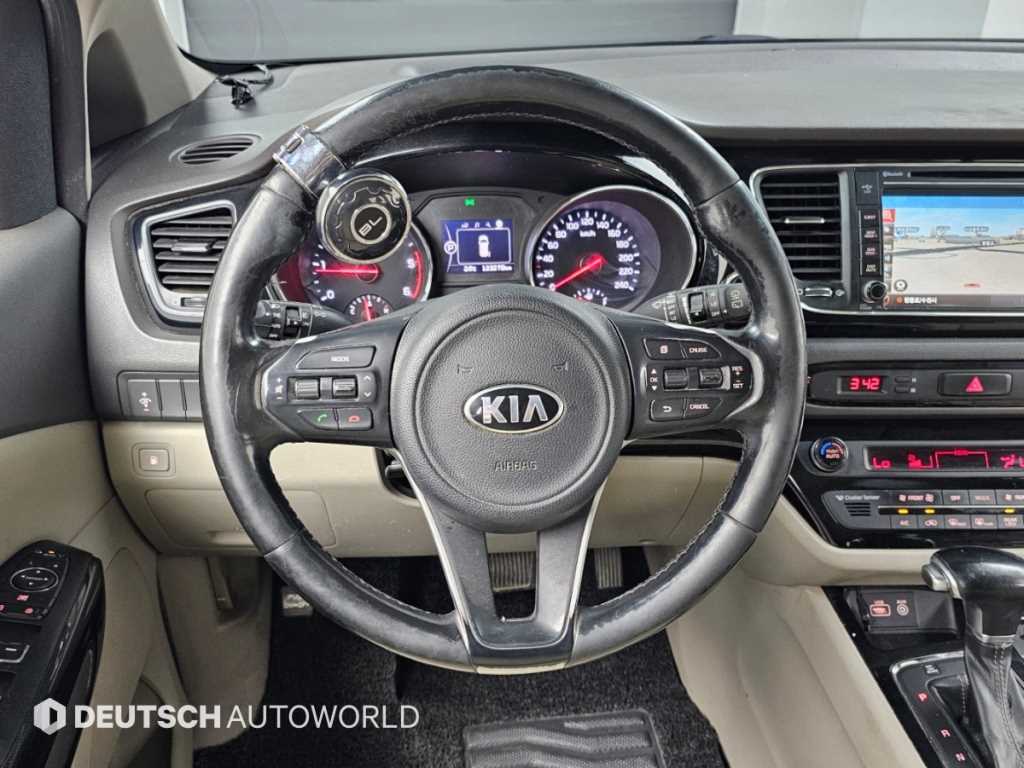 Kia Carnival — photo 13