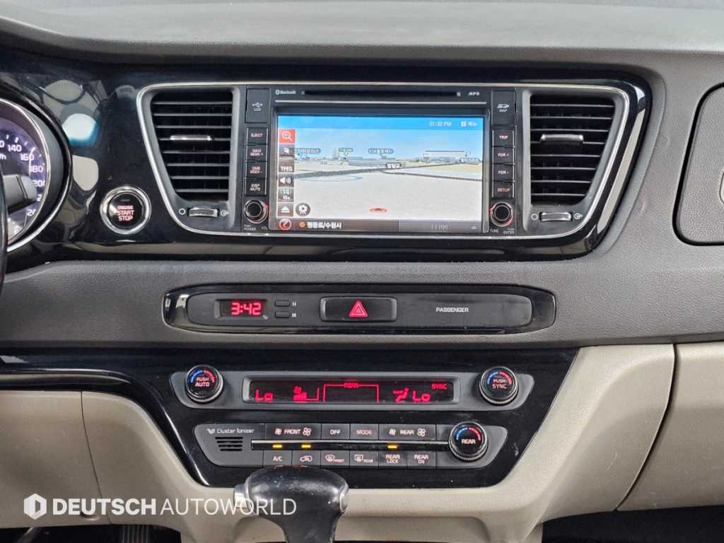 Kia Carnival — photo 14