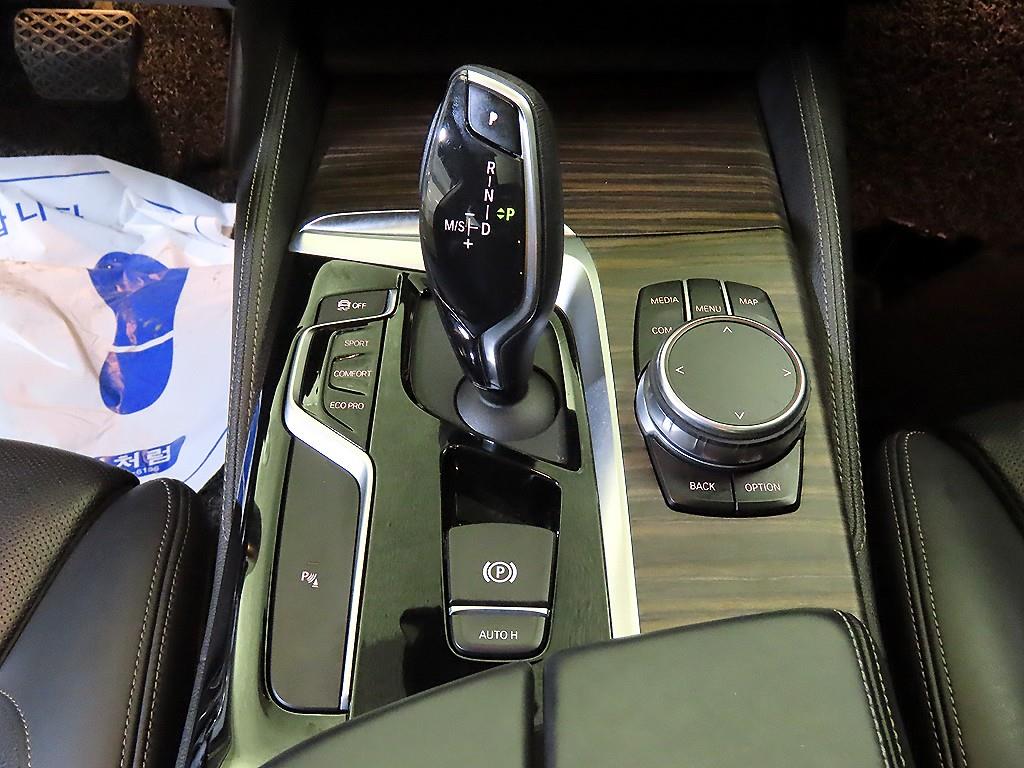 BMW 5-Series — photo 12