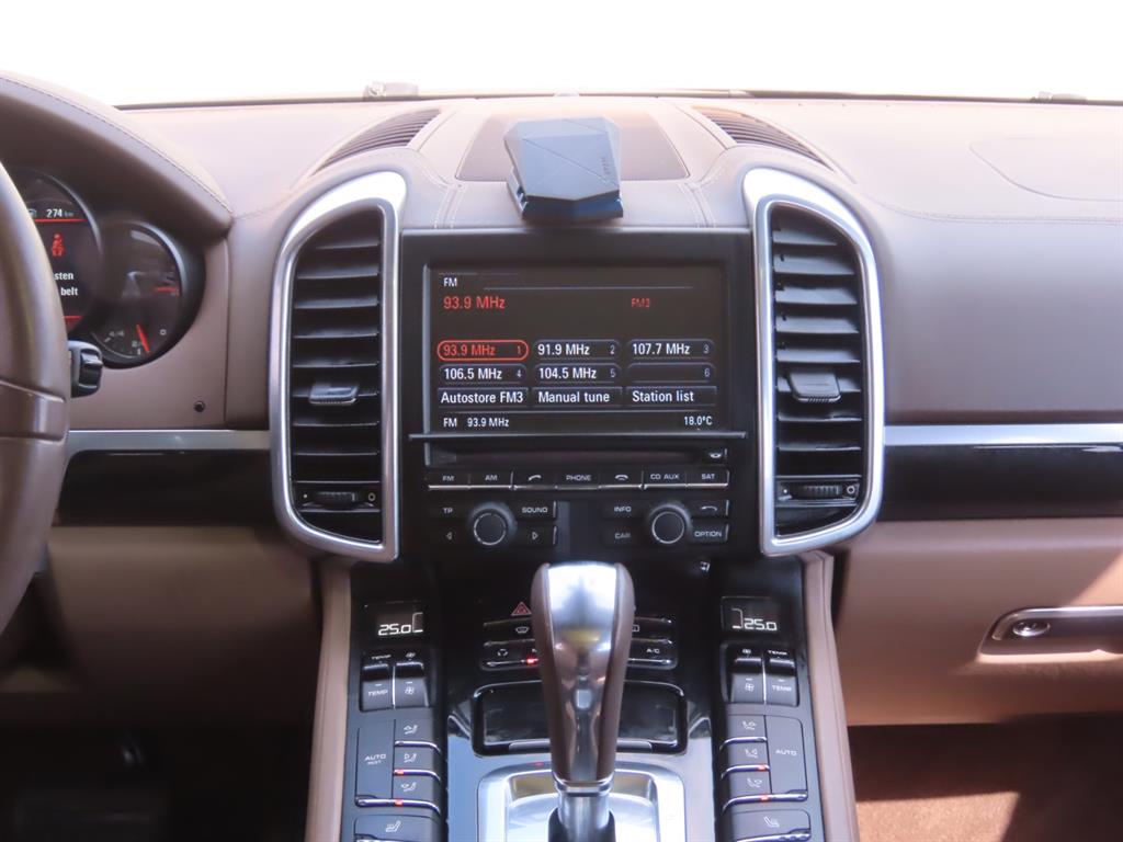 Porsche Cayenne — photo 12