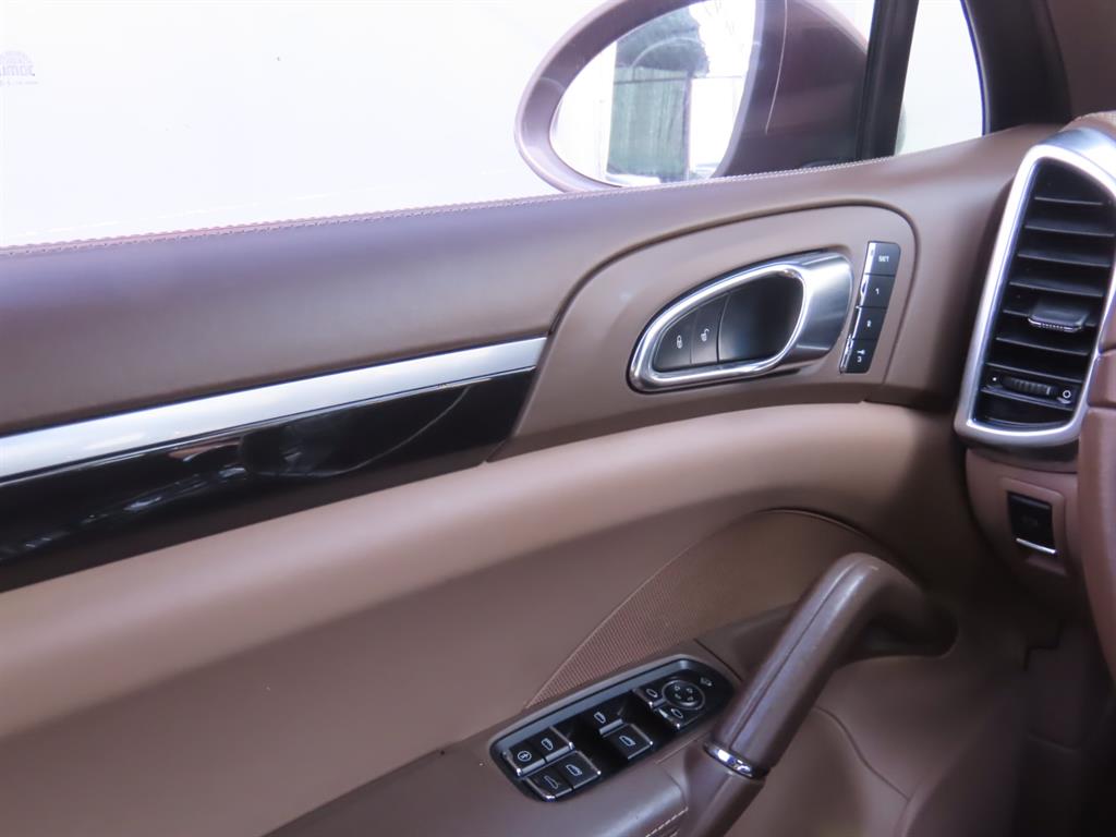Porsche Cayenne — photo 14