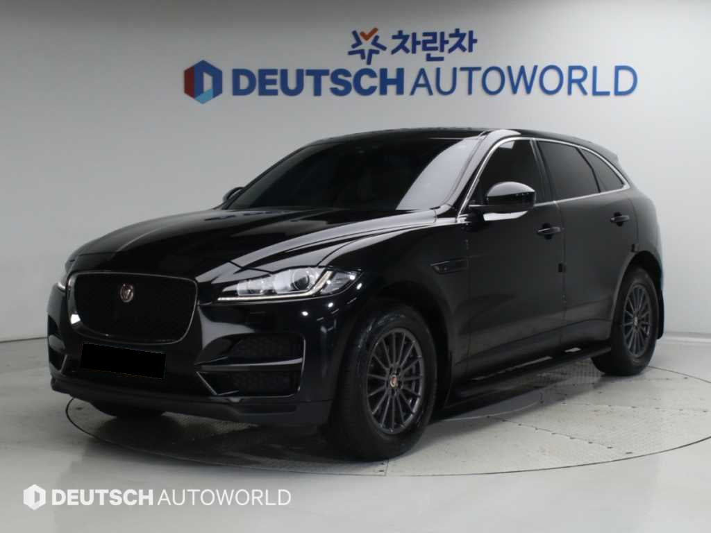 Jaguar F-PACE — photo 01