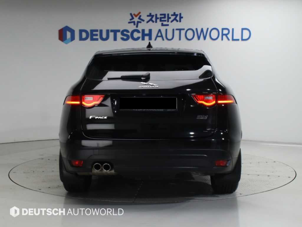 Jaguar F-PACE — photo 04