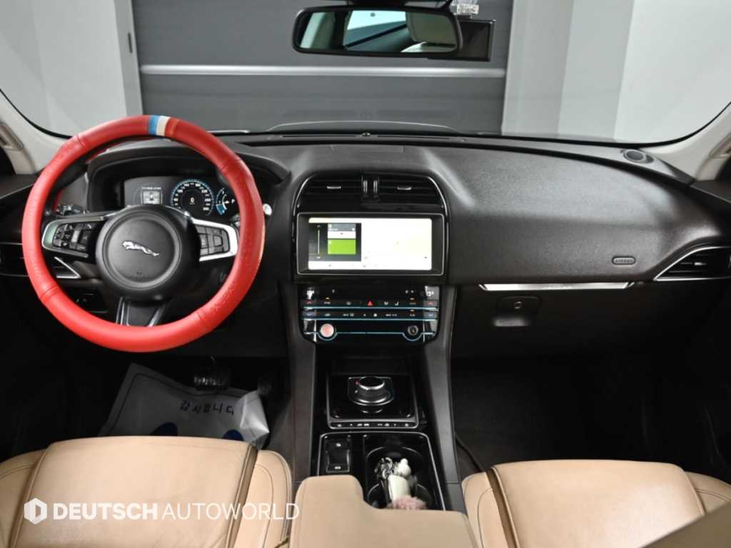 Jaguar F-PACE — photo 07
