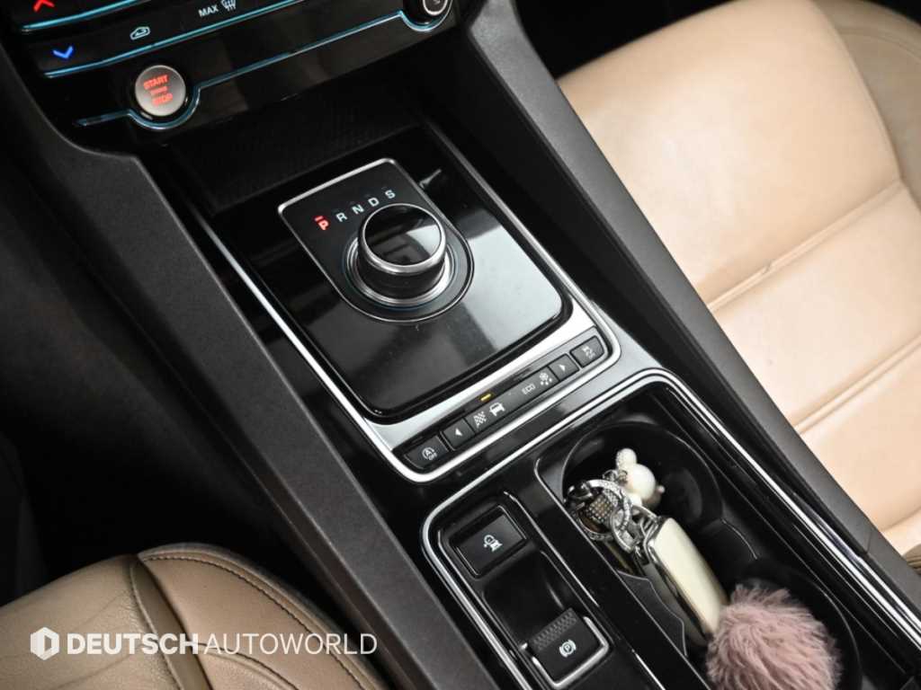 Jaguar F-PACE — photo 09