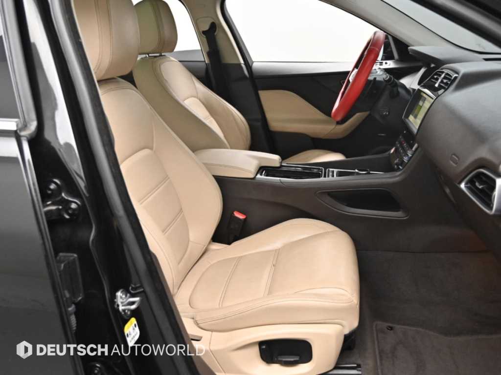 Jaguar F-PACE — photo 10