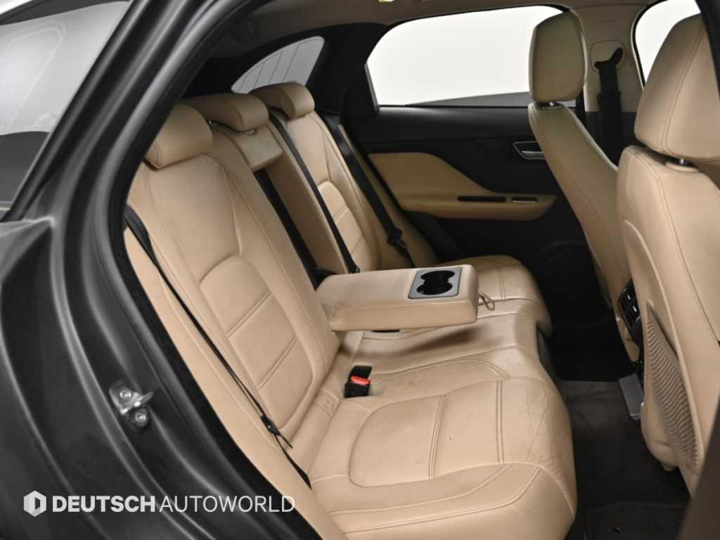 Jaguar F-PACE — photo 12