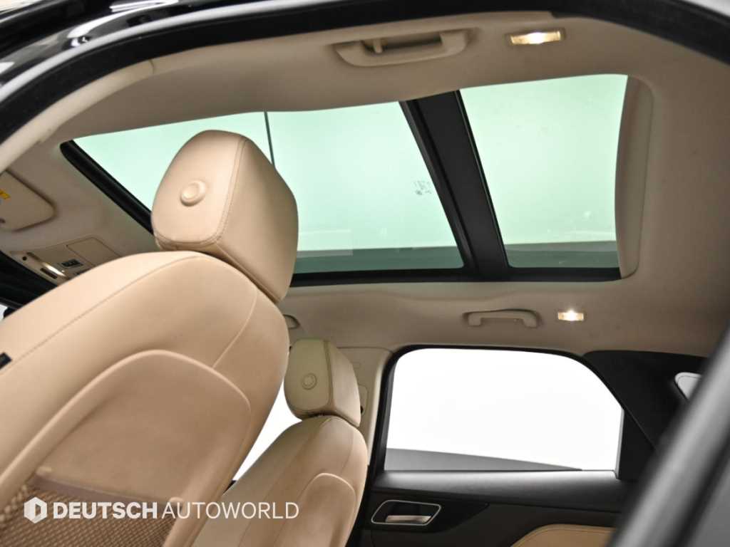 Jaguar F-PACE — photo 18
