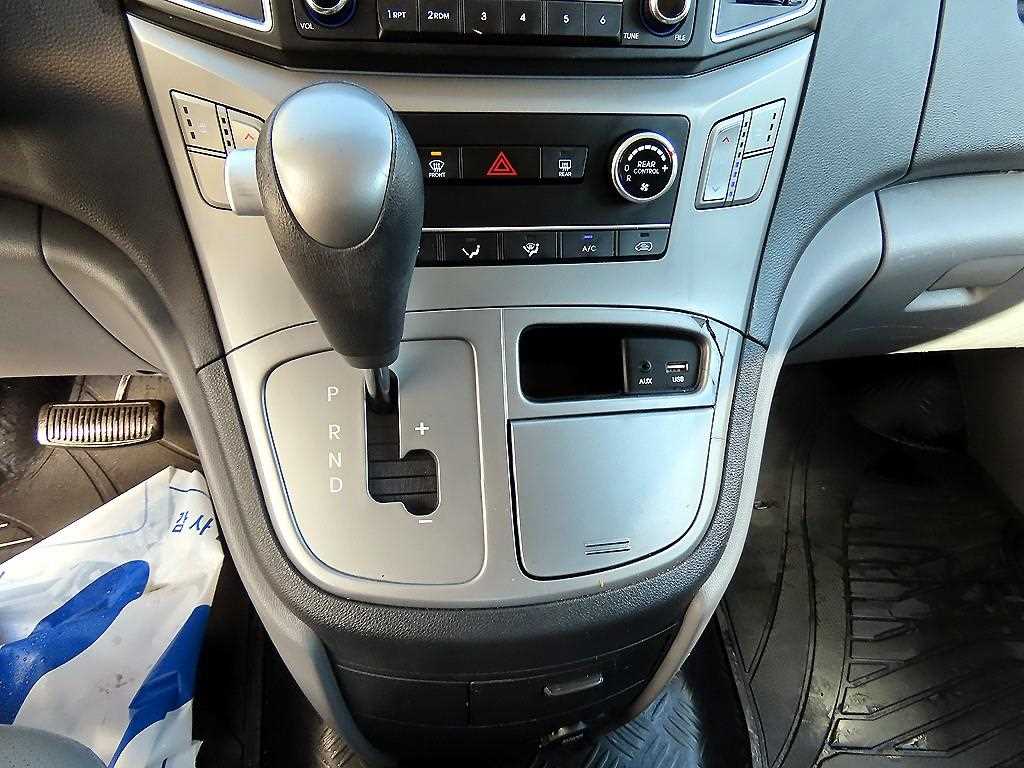 Hyundai Starex — photo 11