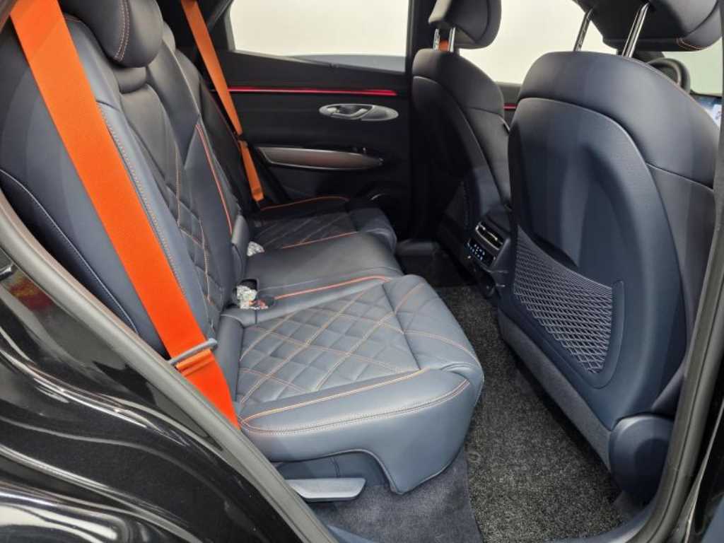 Genesis GV70 — photo 17