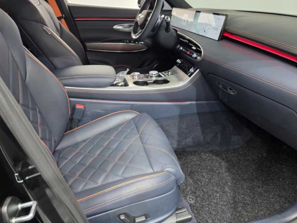 Genesis GV70 — photo 18