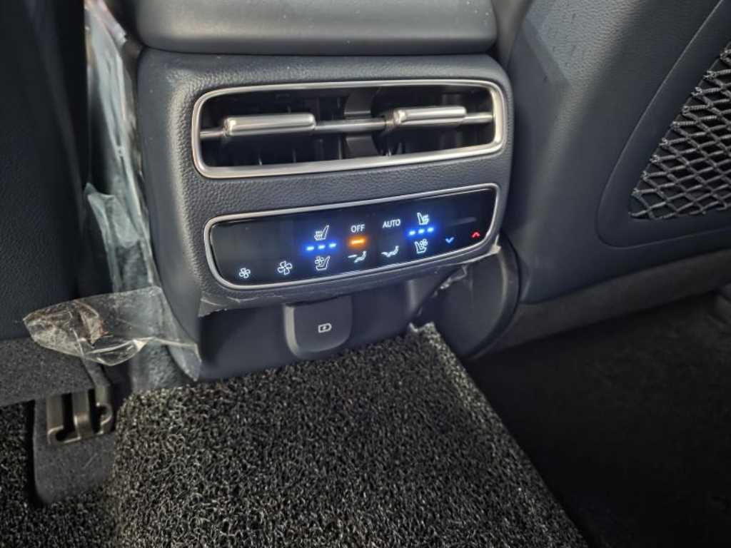 Genesis GV70 — photo 19