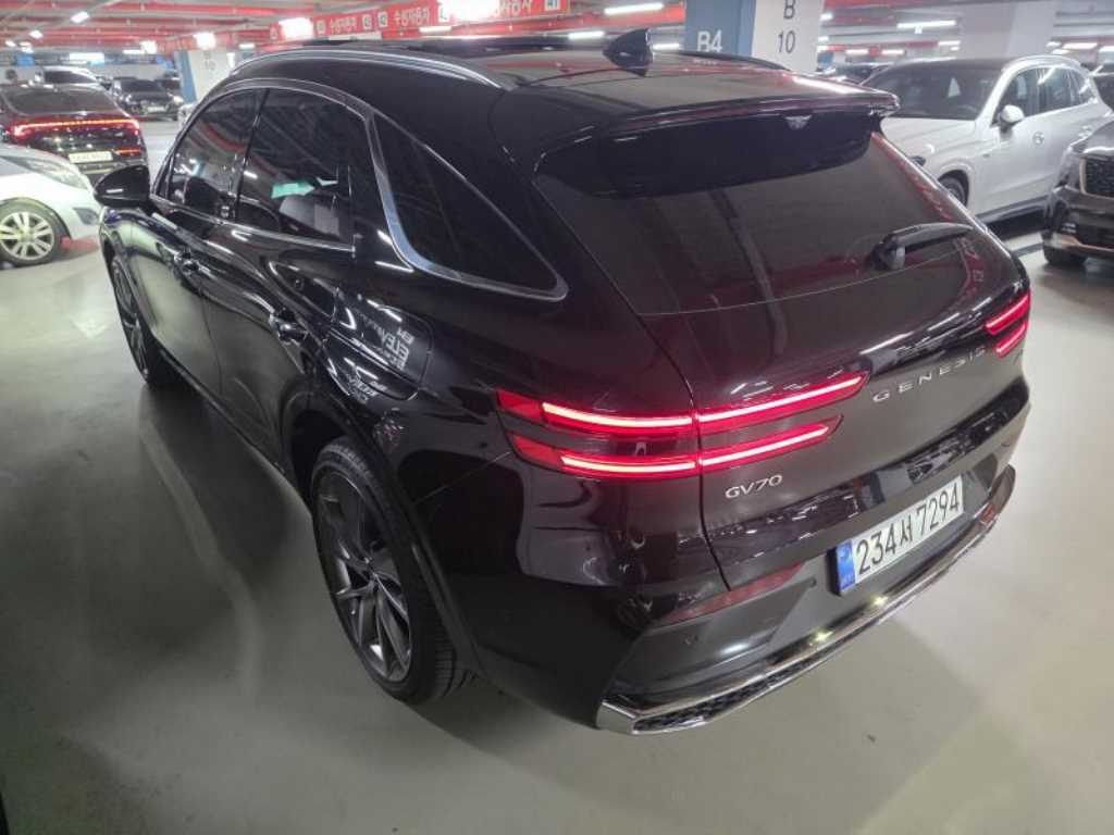 Genesis GV70 — photo 06