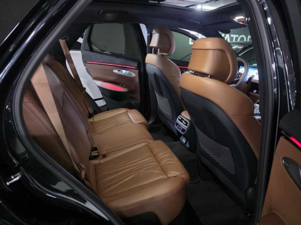 Genesis GV70 — photo 09