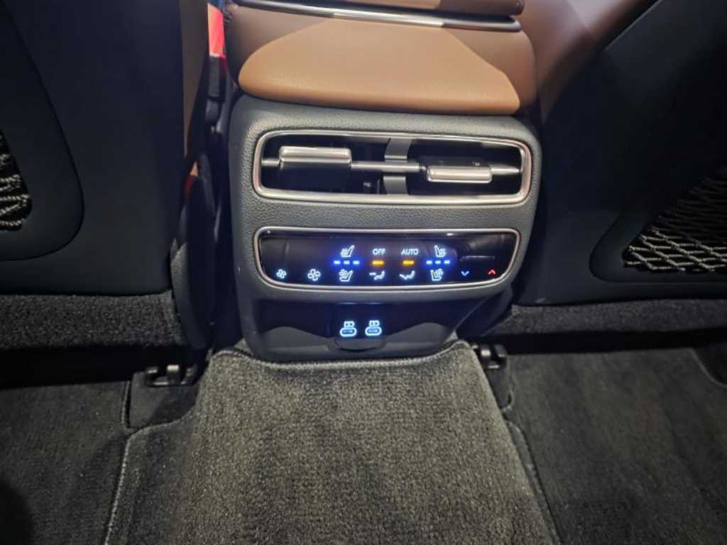 Genesis GV70 — photo 13