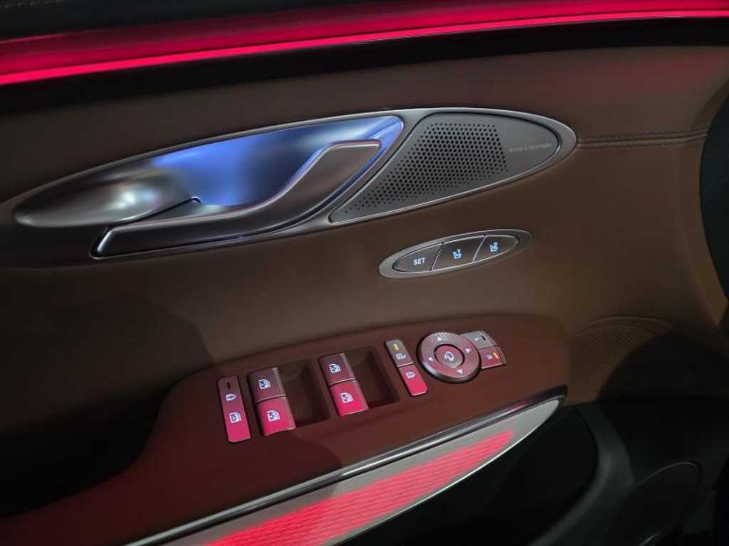 Genesis GV70 — photo 14