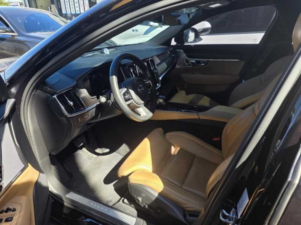 Volvo V90 — photo 01