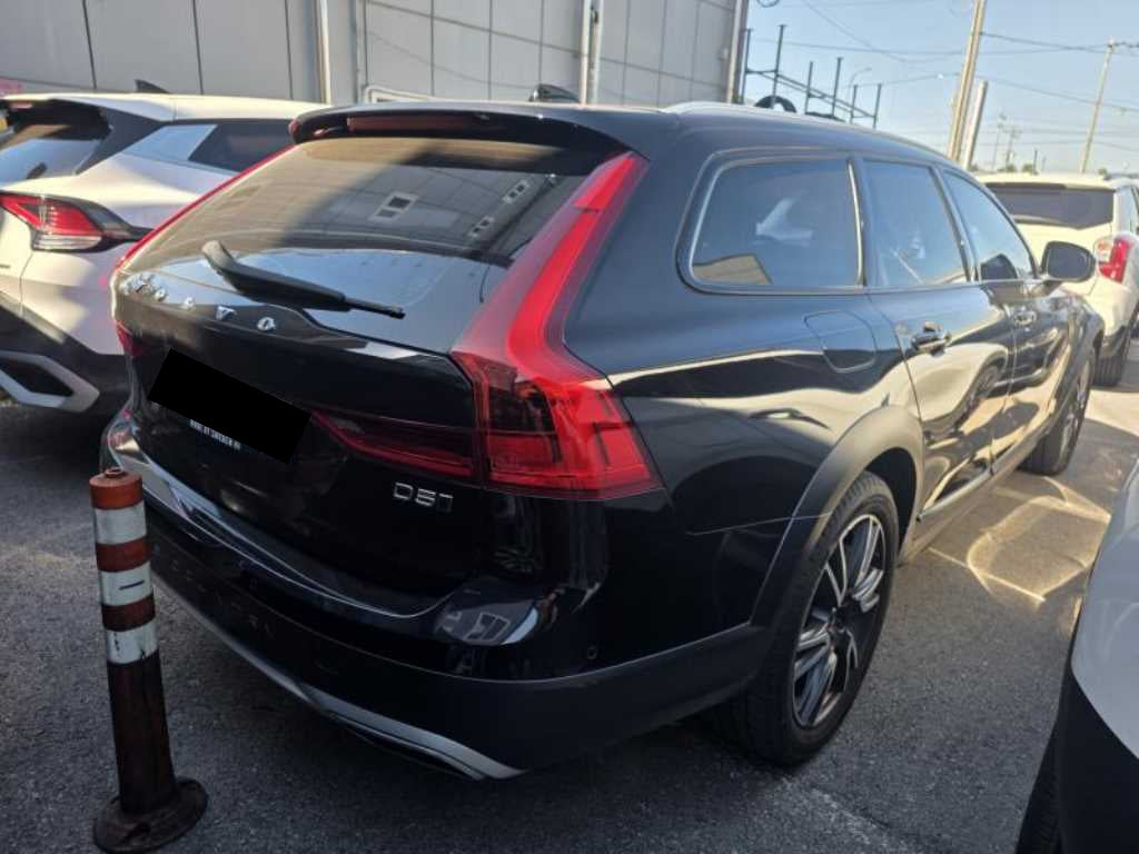 Volvo V90 — photo 03
