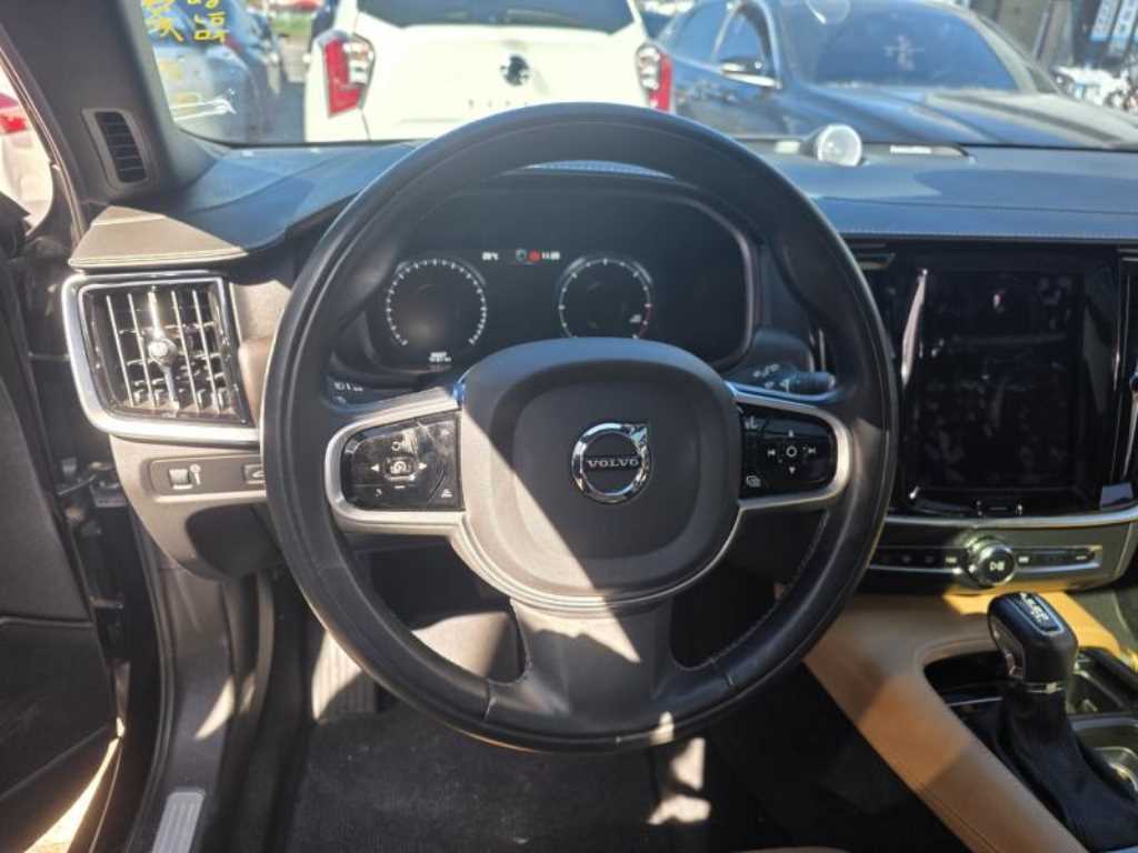 Volvo V90 — photo 05