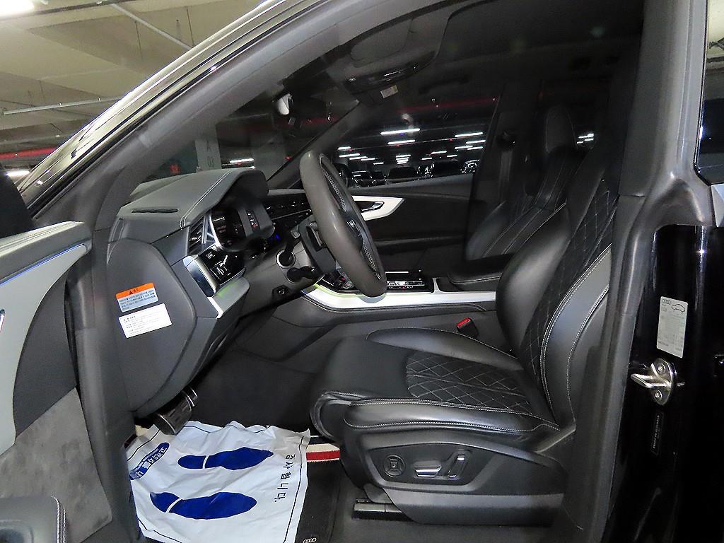 Audi Q8 — photo 06