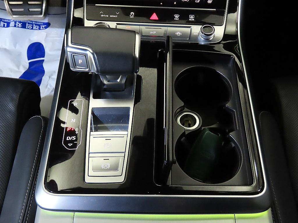 Audi Q8 — photo 12