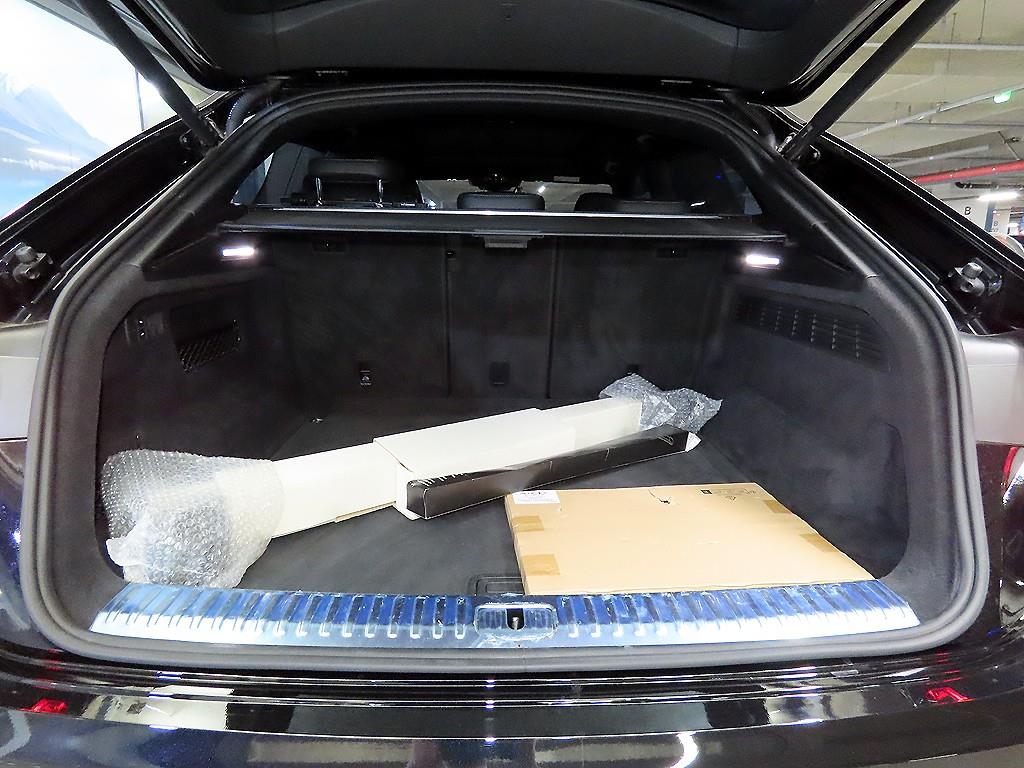 Audi Q8 — photo 16