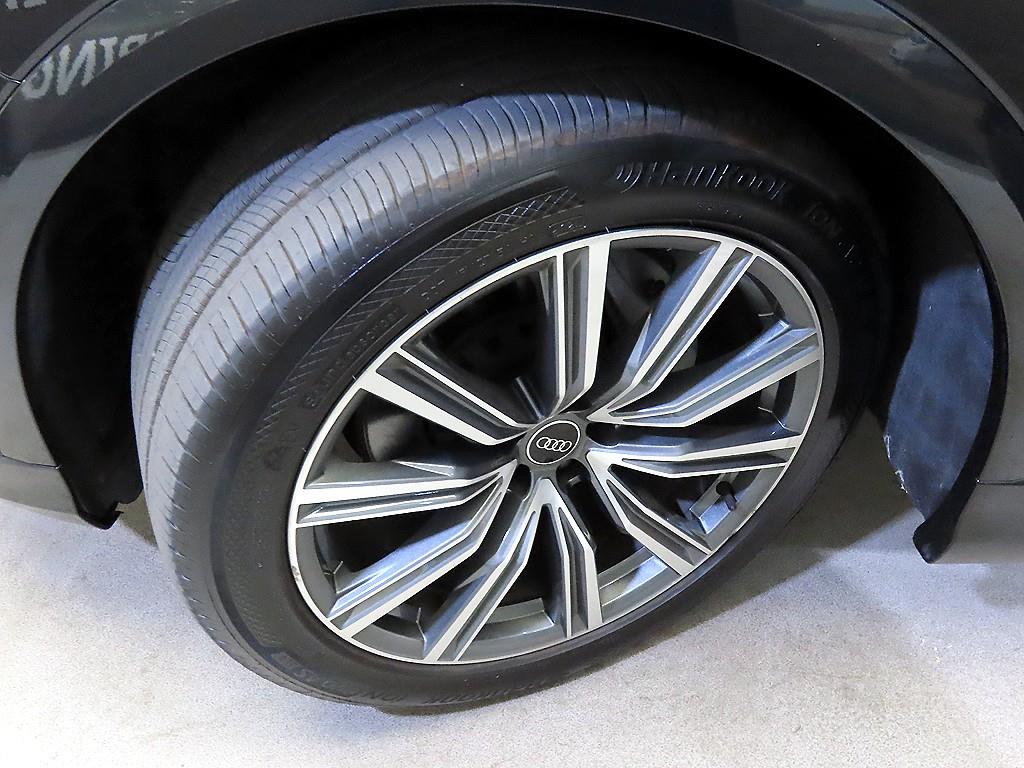 Audi Q8 — photo 20