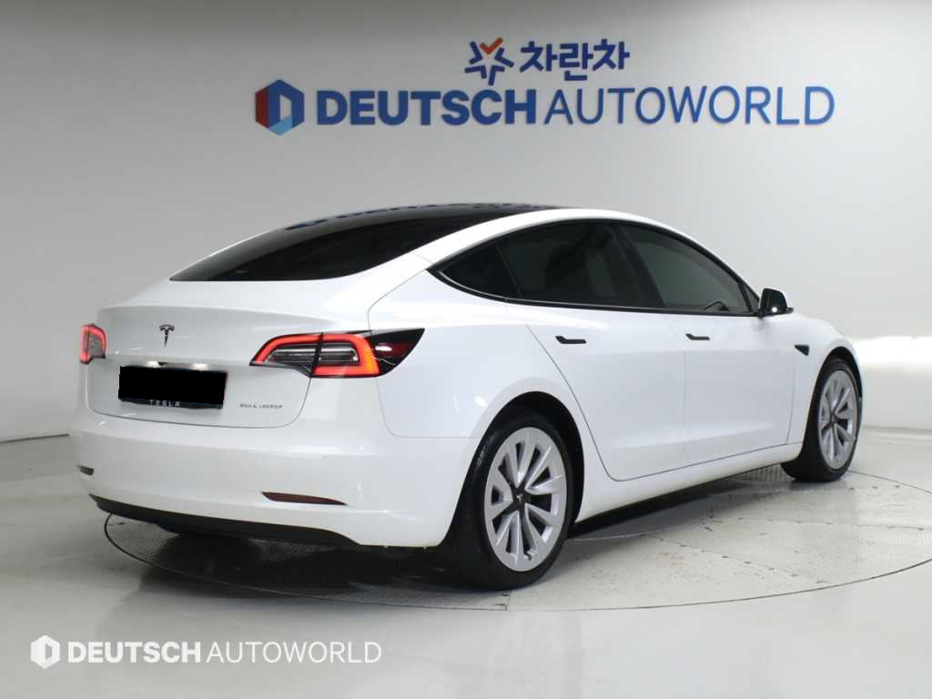 Tesla Model 3 — photo 02