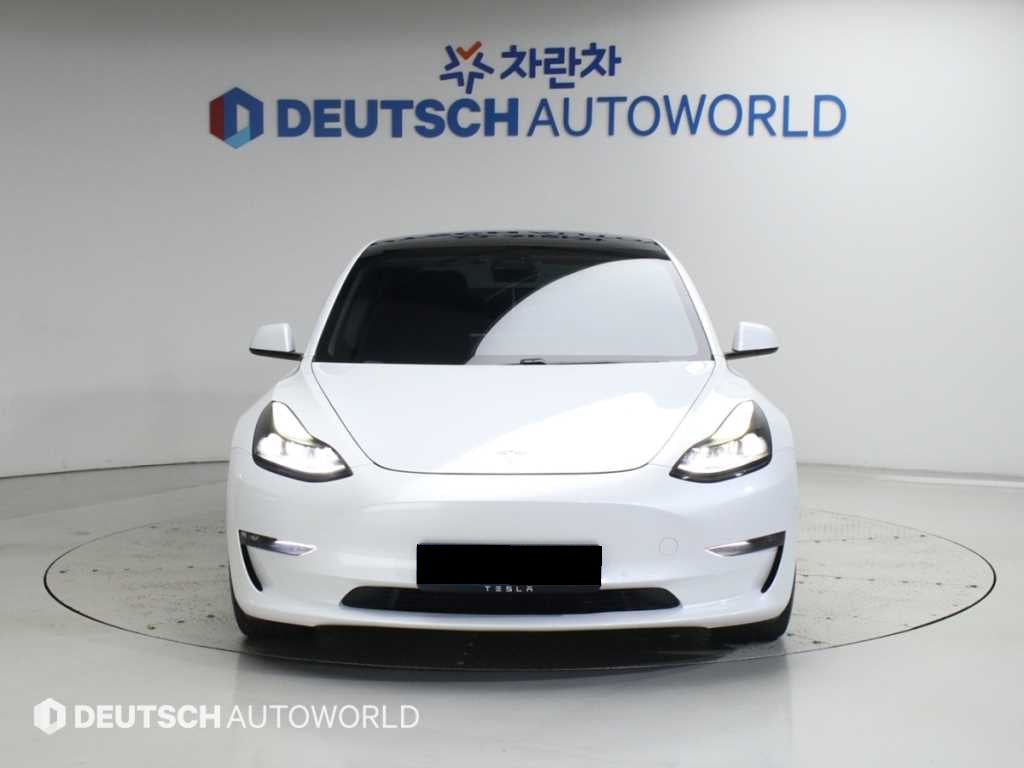 Tesla Model 3 — photo 03