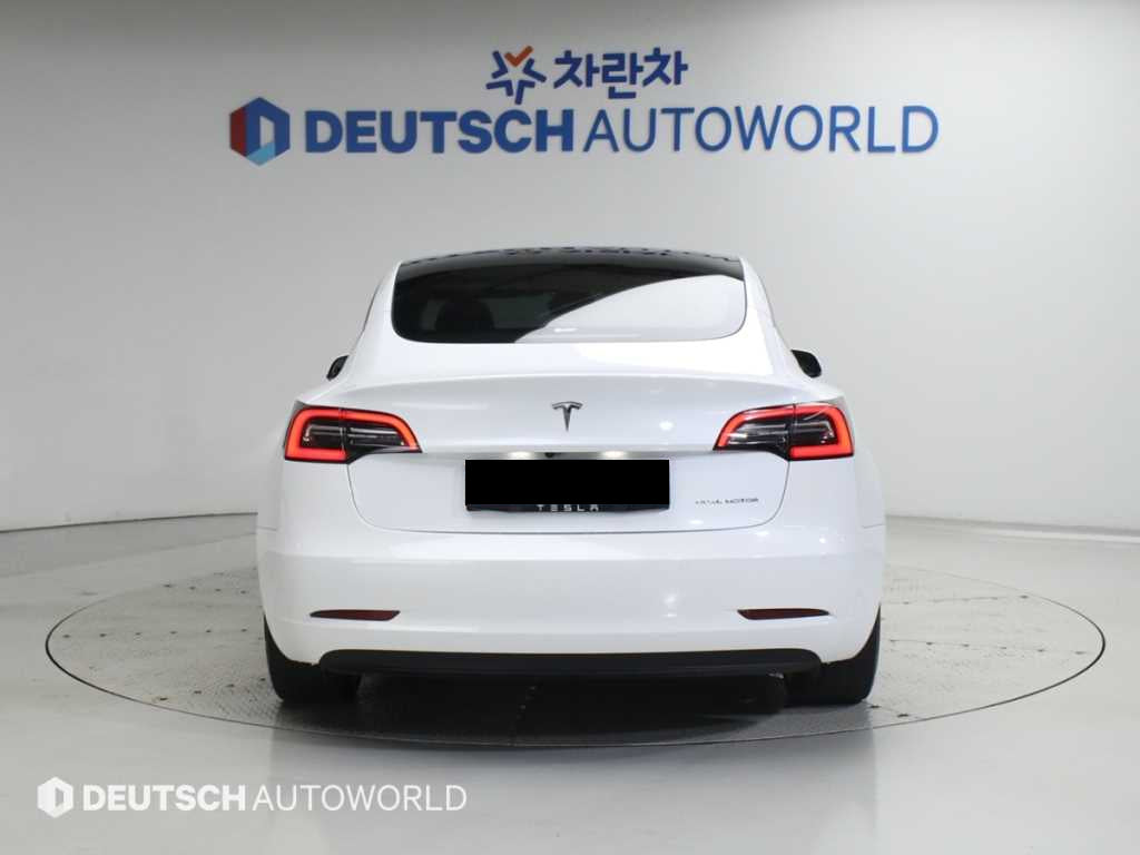 Tesla Model 3 — photo 04